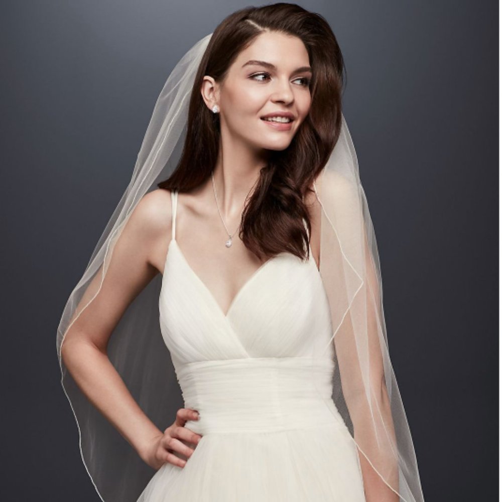 NWT: Davids Bridal one tier tulle fingertip veil with pencil edge